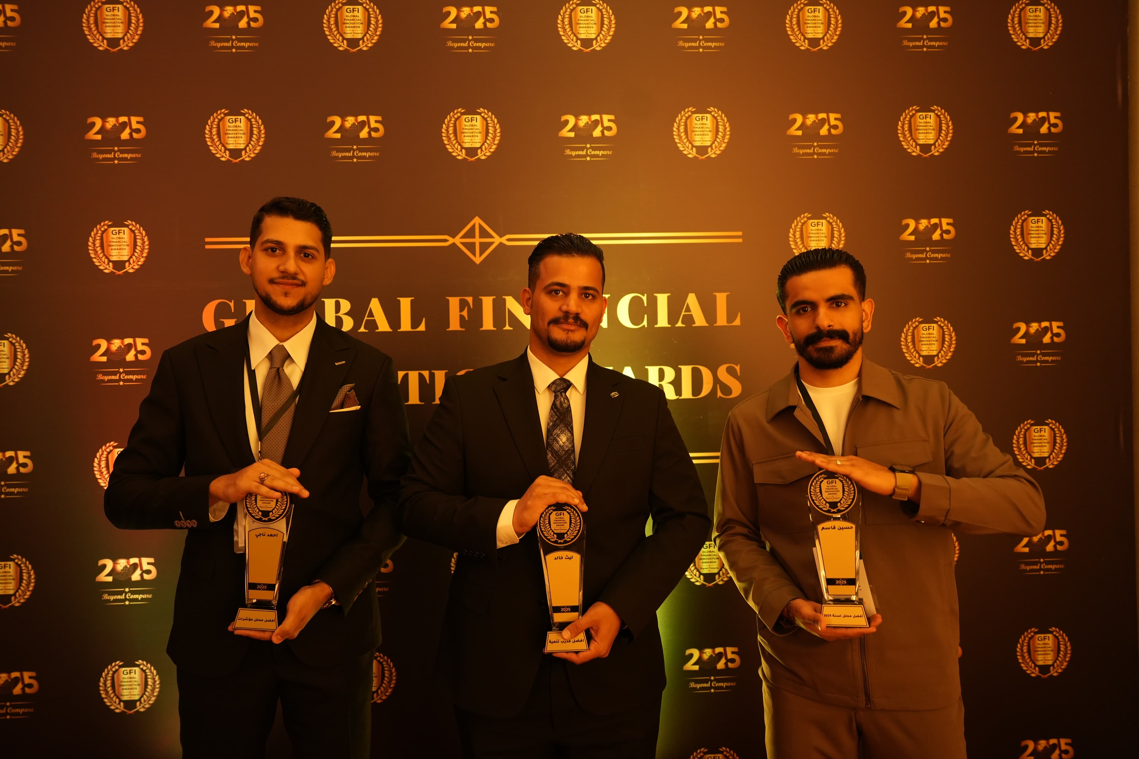 خبراء أكاديمية النخبة يرفعون جوائزهم في إكسبو عمان